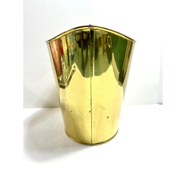 English English Polished Brass Wastebasket Cachepot Planter – Hollywood Regency Hammered Brass Vase For Sale - Image 3 of 9