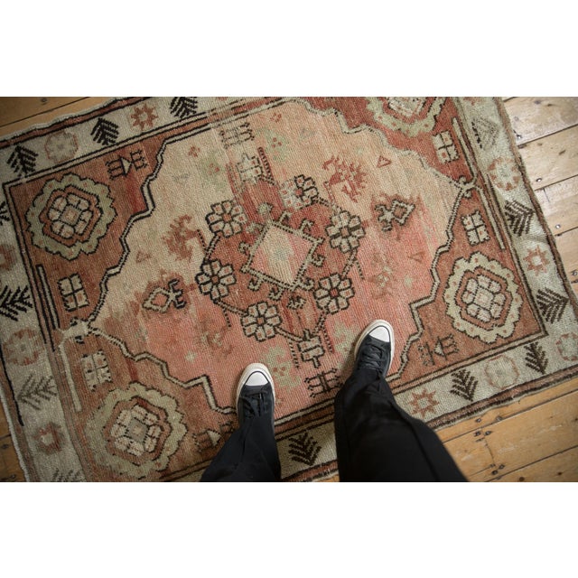 :: Center medallion with diamond shaped contour, hook and latch enveloped motif, and concentric outer medallion bearing...