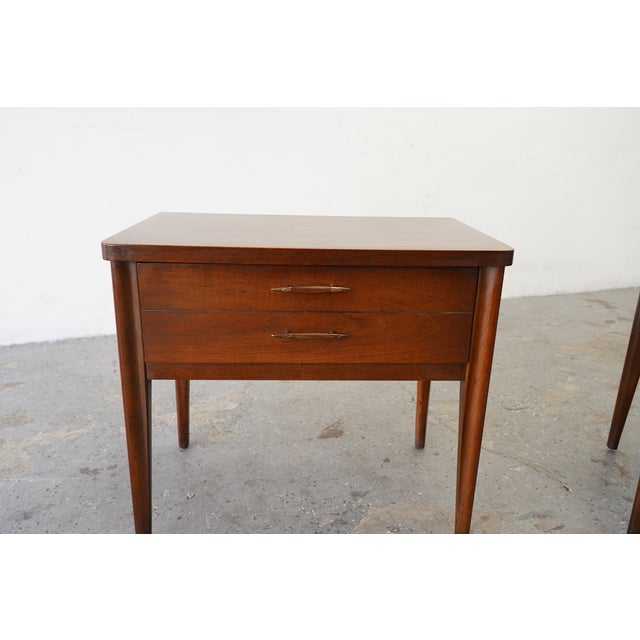 Brown Pair of Broyhill Saga Mid-Century Modern Nightstands For Sale - Image 8 of 10