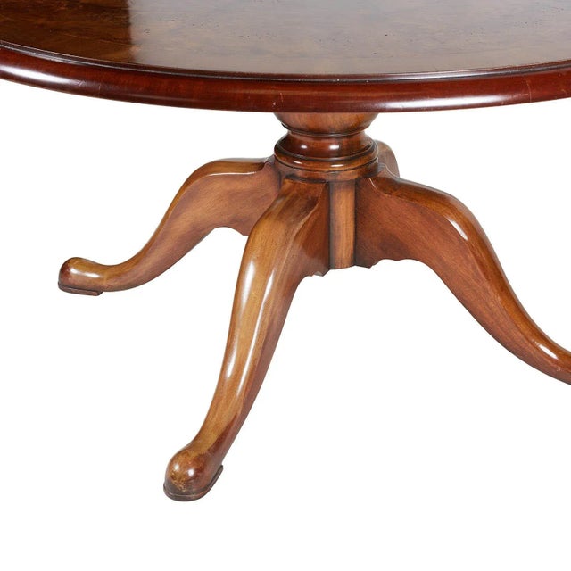 There are 2 sets of leaves, the first set makes the table 75.25" diameter and the second set makes the table 90.5"...