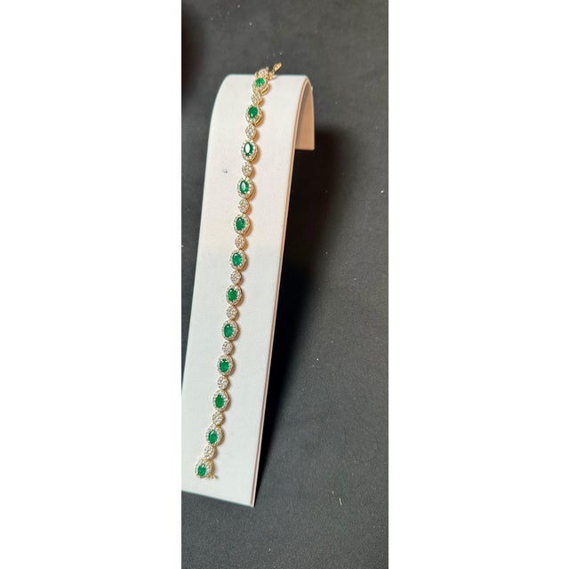 Emerald 8 ct Natural Brazilian Emerald & 4.5 Ct Diamond Tennis Bracelet 14 Karat Gold For Sale - Image 8 of 18
