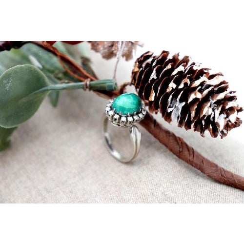 White Gold Ring with Brilliant-Cut Diamonds and Cabochon-Cut Malachite For Sale - Image 3 of 7