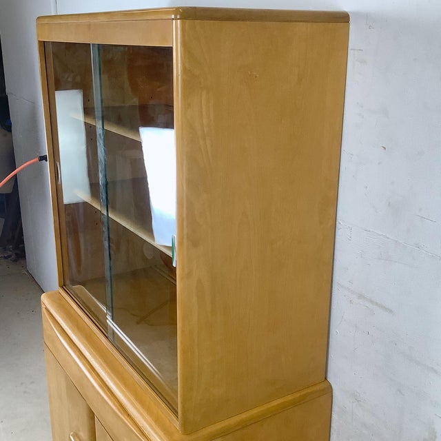 Mid-Century Heywood-Wakefield Wheat Hutch Display Cabinet For Sale - Image 9 of 16