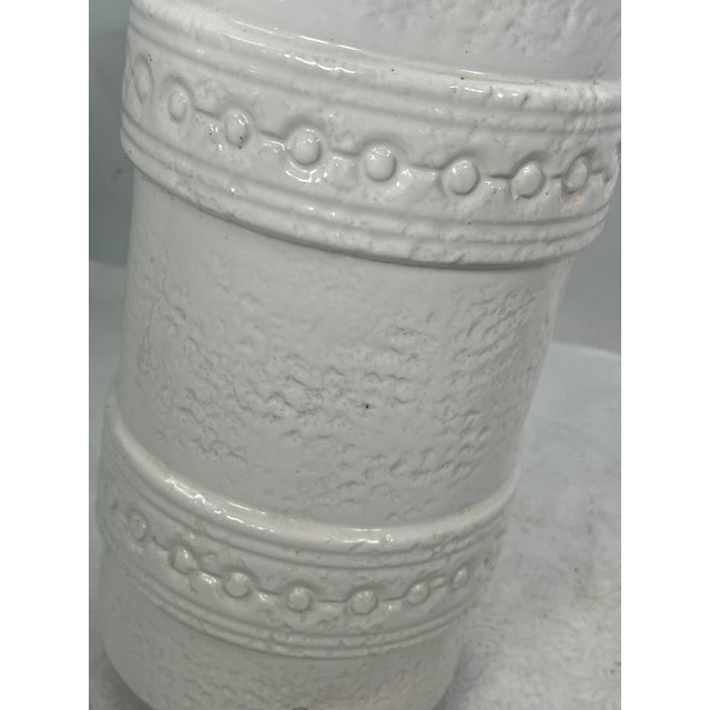 Mid Century White Ceramic Table Lamp For Sale In New York - Image 6 of 9