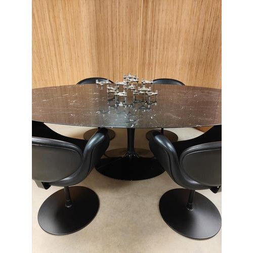 Think big with this beautiful oval marble Tulip vintage design table. A timeless design by Eero Saarinen for Knoll. This...