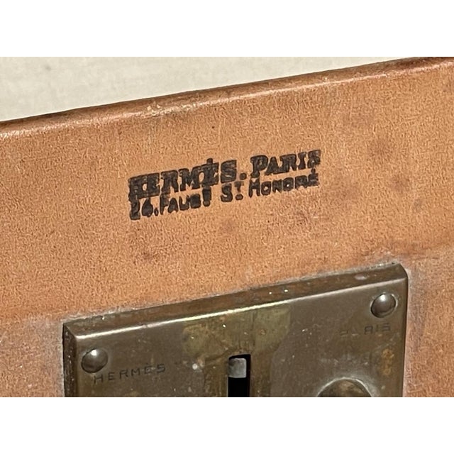 Artist: Maison Hermès à Paris Period: 20th century Style: Other Style Condition: Good condition Material: Leather Length:...