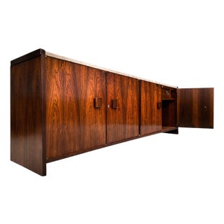 Credenza in Brazilian Rosewood, Attributed to Joaquim Tenreiro for Laubisch & Hirth, Rio de Janeiro, Brazil, 1940s For Sale