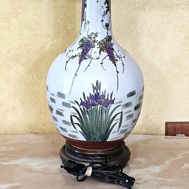 Vintage Chinoiserie Porcelain Table Lamp With Floral Garden Motif on Wood Base For Sale In Washington DC - Image 6 of 18