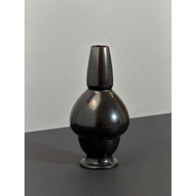 19th Century Aesthetic Movement Black Glazed Earthenware Vase from Wardle, England, 1890s For Sale - Image 5 of 10