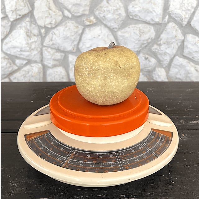 The original Vipo Space Age and Pop-era household design with Calorie counter. Made of plastic. Diameter 23cm Height 10cm...