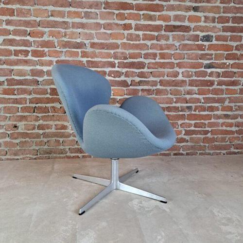 "Swan" Armchair No. 3320 by Arne Jacobsen for Fritz Hansen – Iconic Design (1958)