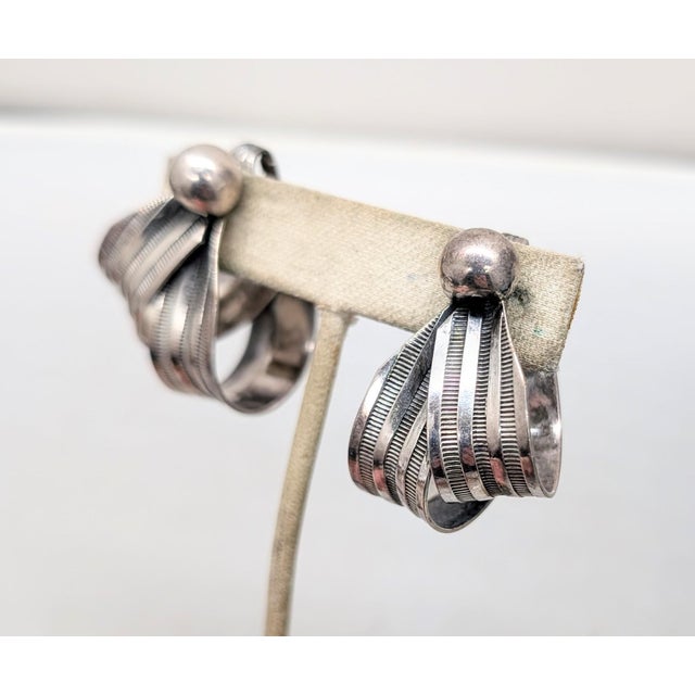 Napier Vintage 1955 Signed Napier Silvertone Double "Ribbon" Clip Earrings For Sale - Image 4 of 9