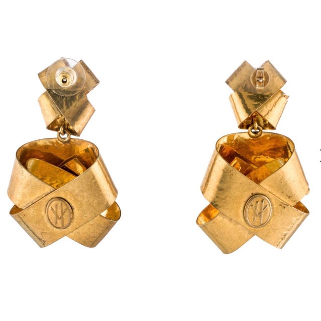 You want jewellery to accent your look, not aggravate it. With softly hammered texture and an organic shape, these Ruban...
