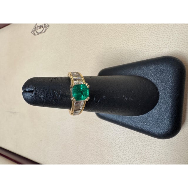 Contemporary 1.58 Ct Cushion Cut Colombian Emerald & 1.5 Ct Diamond Ring in 18K Yellow Gold For Sale - Image 3 of 18