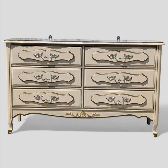 Beige Vintage French Provincial Cream and Gold Dresser With Mirror – 1970s For Sale - Image 8 of 11