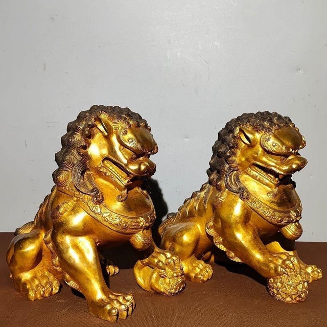 Metal Pair of Large Vintage Gilt Bronze Guardian Lions – Seated Foo Dogs With Brocade Balls For Sale - Image 7 of 9