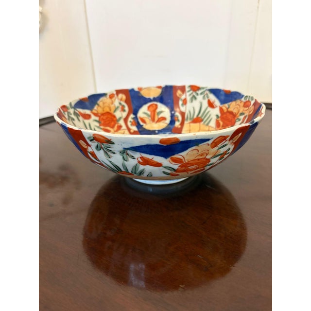 A finely decorated antique Japanese Imari bowl of scalloped circular form painted in the traditional palette of underglaze...
