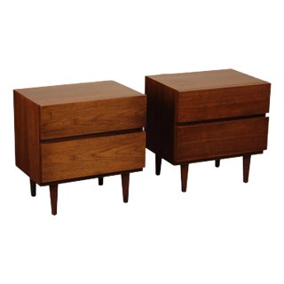 American of Martinsville Mid Century Modern Pair of Nightstands For Sale