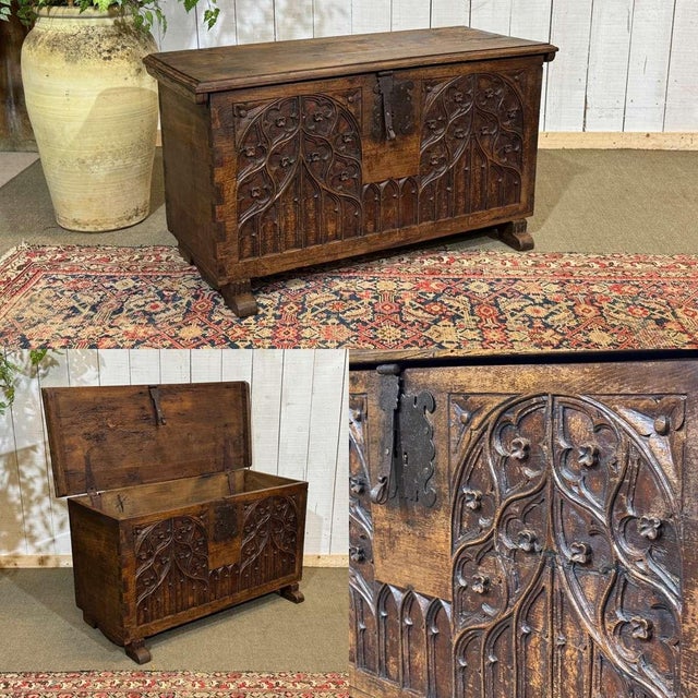 18th century oak chest with Gothic decoration - L=107.5m D=43cm H=60cm