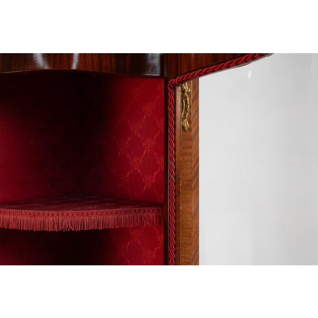 French Louis XV Style Corner Display Cabinet with Arched Glass, 1950 For Sale - Image 9 of 17