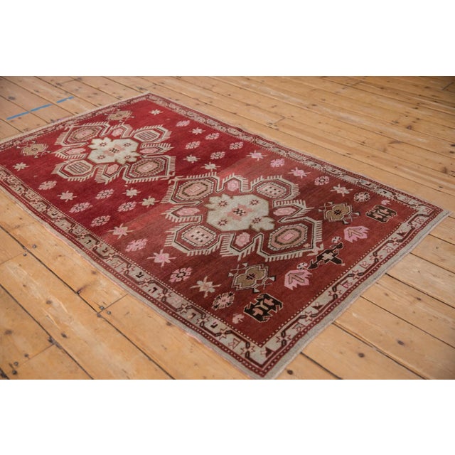 :: Double center medallion in finned enveloped relief and cloudband-like contouring atop a partially covered abrashed...