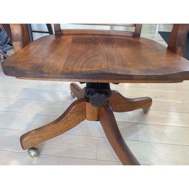 Antique 1920s Solid Tiger Oak Swivel Bankers Desk Chair - Excellent Condition For Sale In Los Angeles - Image 6 of 10