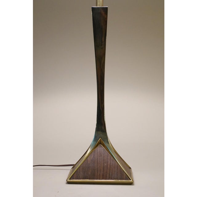 Metal 1970s Laurel Mid Century Modern Pyramid Brass Wood Table Lamp Montagna Grillo Tonello Italy High Society For Sale - Image 7 of 12