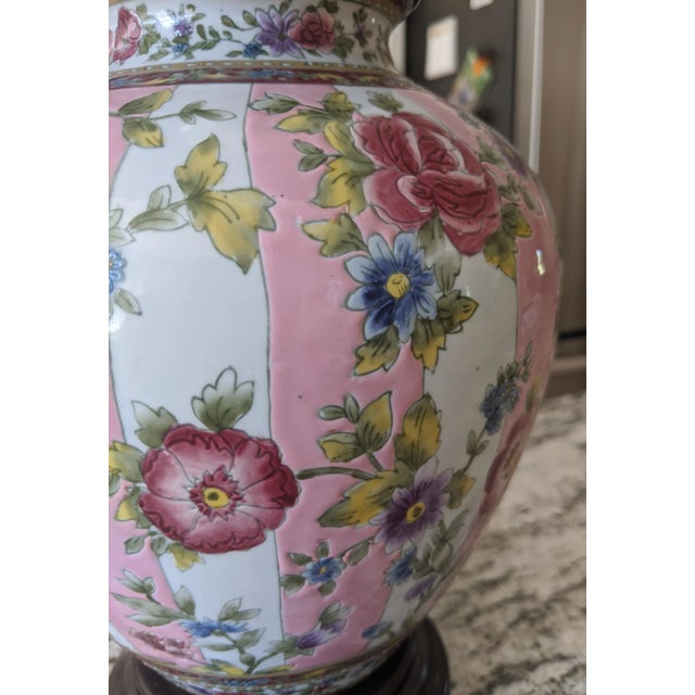 Mid 20th Century Vintage Chinoiserie Pink Chintz Ceramic Table Lamp With Pleated Lampshade For Sale - Image 5 of 15