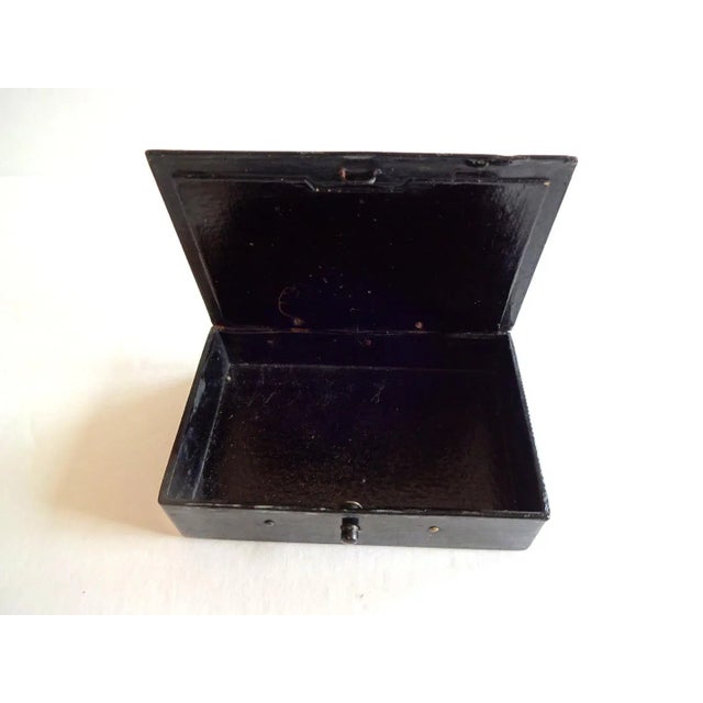 19th Century French Napoleon III Chinoiserie Papier Mache Box For Sale - Image 4 of 6