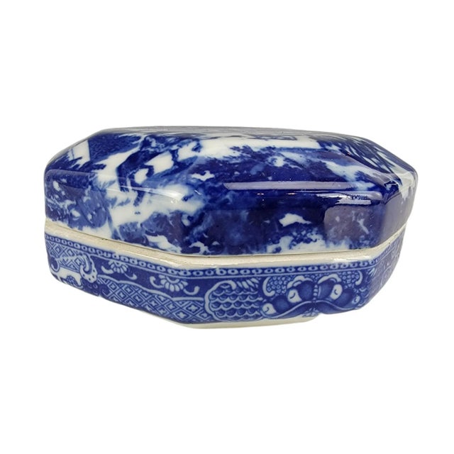 Mid 20th Century Vintage Flow Blue Porcelain Octagonal Trinket Box in Staffordshire Tradition For Sale - Image 5 of 10
