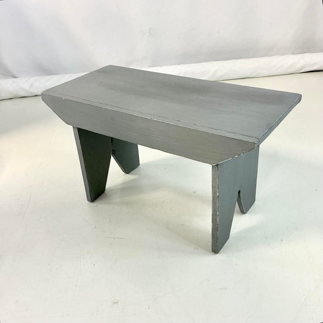 1950s Vintage Folk Art Americana Arts & Crafts Pine Bench. For Sale - Image 9 of 14