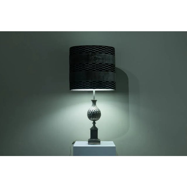Desktop lamp made of steel. Square base, rectangular pedestal and shaft in the form of a large silver pineapple. Two...