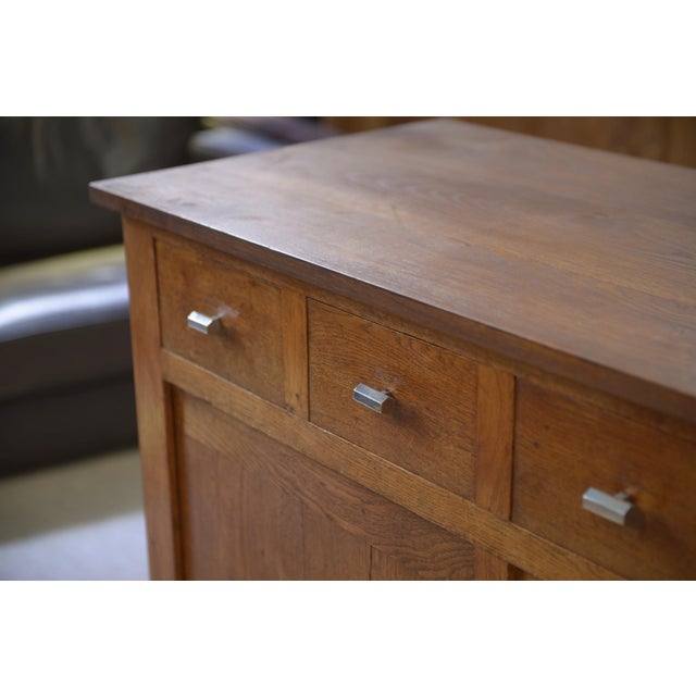 Modernist Art Deco Buffet in Solid Oak – 1940s An elegant low buffet with an architectural design, typical of Art Deco...