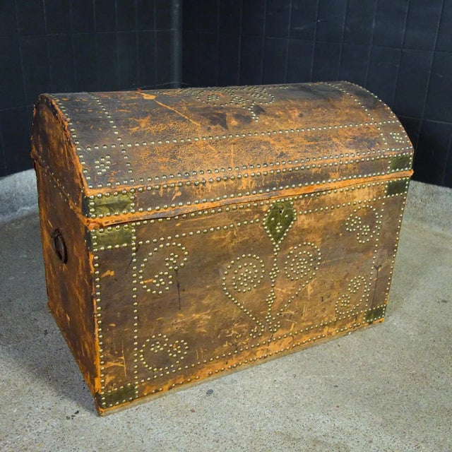 This brocante suitcase dates from the 19th century and comes from Sweden where boxes like these were traditionally made...