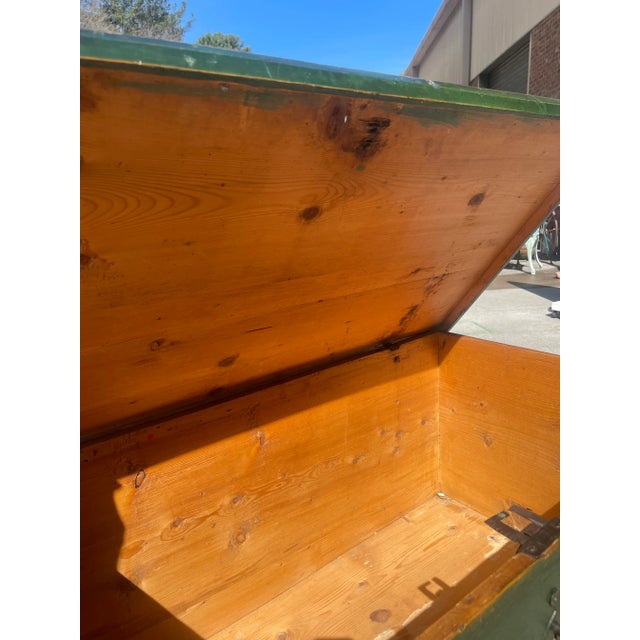 Late 19th Century Pennsylvania Dutch Forrest Green and Natural Wood Hope Chest For Sale In Atlanta - Image 6 of 7