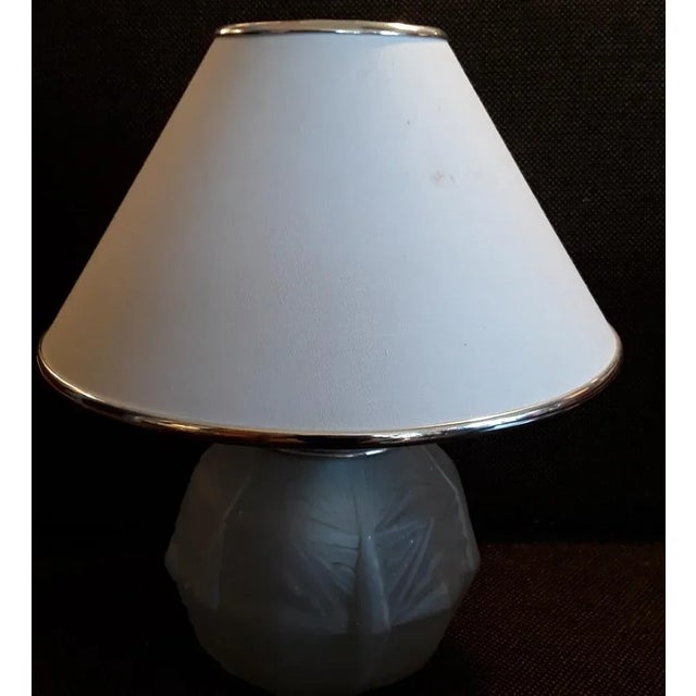 Art Deco French Matted Glass Shade Table Lamp with Chrome Plated Metal Assembly and Cream -Colored Fabric Screen, 1930s For Sale - Image 3 of 5