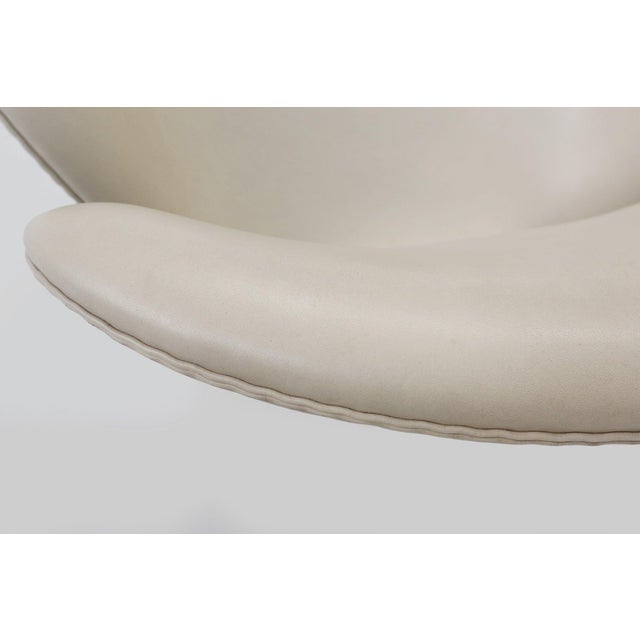 Leather Swan Chairs by Arne Jacobsen for Fritz Hansen, 2006, Set of 2 For Sale - Image 13 of 16
