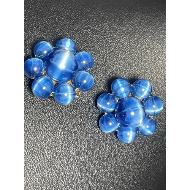 1950s MCM Jewlery by Lisner: Cats Eye Cornflower Blue Cluster Clip Back Earrings. For Sale - Image 5 of 5