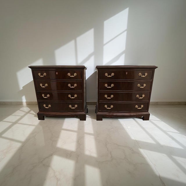 Mid-Century Modern Late 20th Century Heritage Furniture Serpentine Front Nightstands With Bombe-Inspired Curves – Pair For Sale - Image 3 of 11