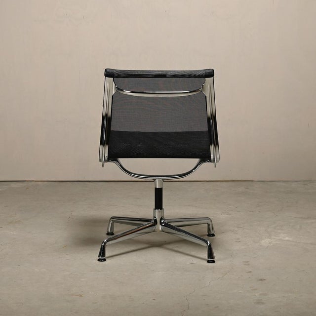 Early 21st Century Eames Aluminum Group EA106 Dining Chairs in Black Netweave Mesh by Charles and Ray Eames for Vitra, 2010 For Sale - Image 5 of 18
