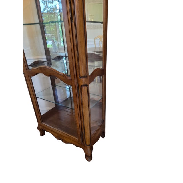 1990s Ethan Allen Country French Curio Cabinet Glass Display Case China Hutch Lighted For Sale In Philadelphia - Image 6 of 18