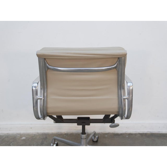 1960s Attributed to Herman Miller Soft Pad Management Chair in Cream Leather For Sale In Los Angeles - Image 6 of 18