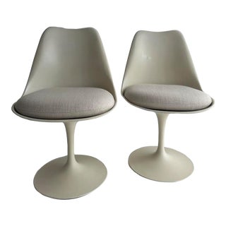 1960s Pair of Eero Saarinen for Knoll Tulip Chairs For Sale