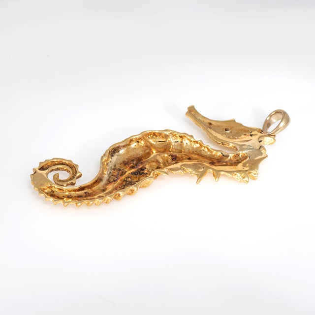 Mid-Century Modern 1960s Large Vintage Seahorse Pendant 18k Yellow Gold Diamond Eye Fine Ocean Jewelry For Sale - Image 3 of 3