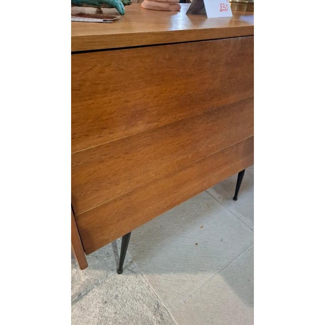 Oak veneer chest of drawers, made in the 1950s, with three drawers. It rests on four metal legs. Period: 20th century...