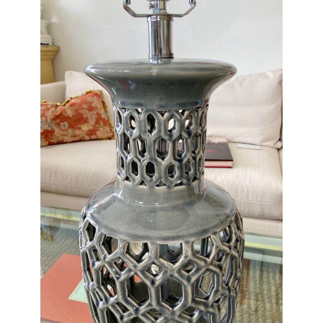 1970s Hollywood Regency 1970s Gray Glazed Lattice Ceramic Table Lamp With Lucite Base For Sale - Image 5 of 12
