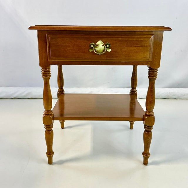 Ethan Allen 1970s Vintage Ethan Allen Americana Traditional Heirloom Nutmeg Maple Side Table For Sale - Image 4 of 14