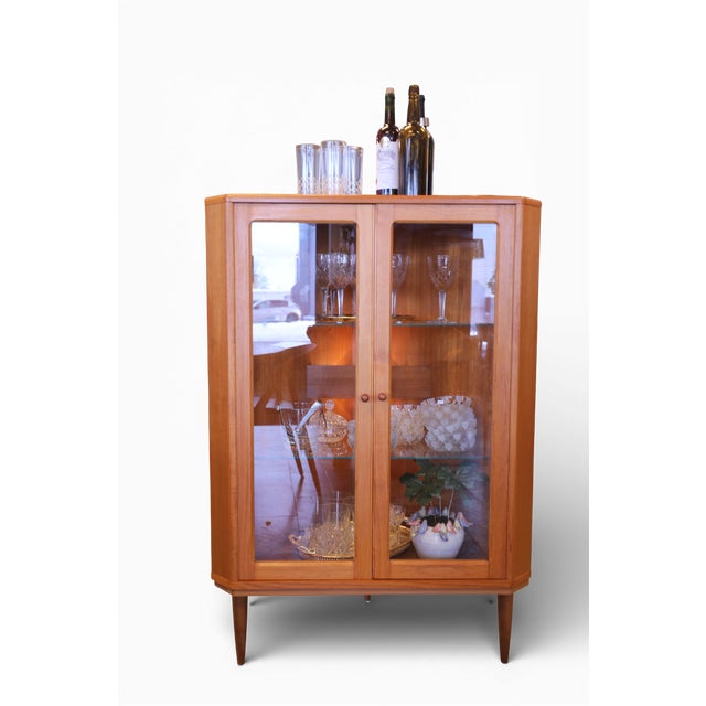 Fantastically beautiful corner cabinet / display cabinet in teak with lighting A real piece of furniture! An elegant...