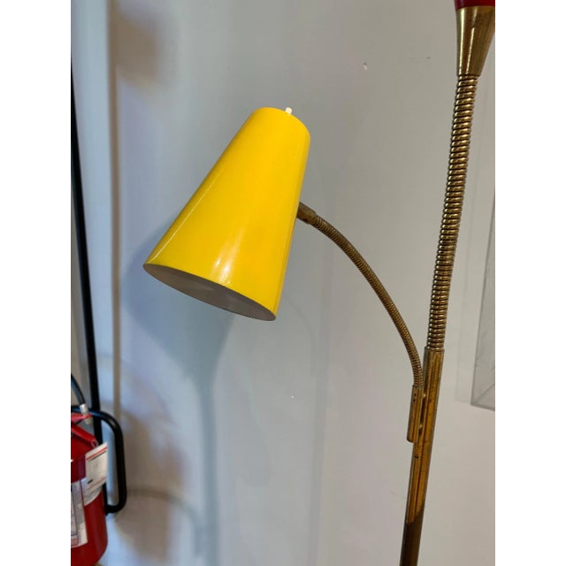 Gino Sarfatti rare floor lamp model 1044 with double reflector for direct light e indirect in lacquered metal, brass...