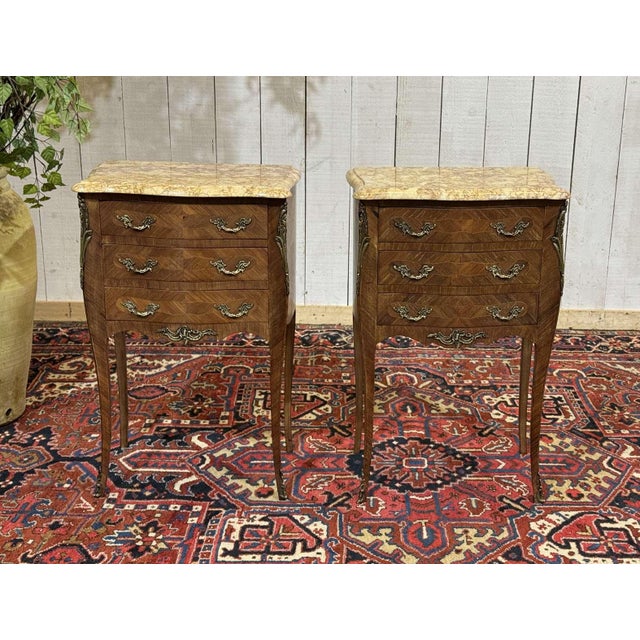 Pair of Louis XV style bedside tables in rosewood, oak and marble top from the 1960s - W=48cm, D=33cm, H=74cm.